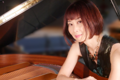 Maki_PianoPhoto